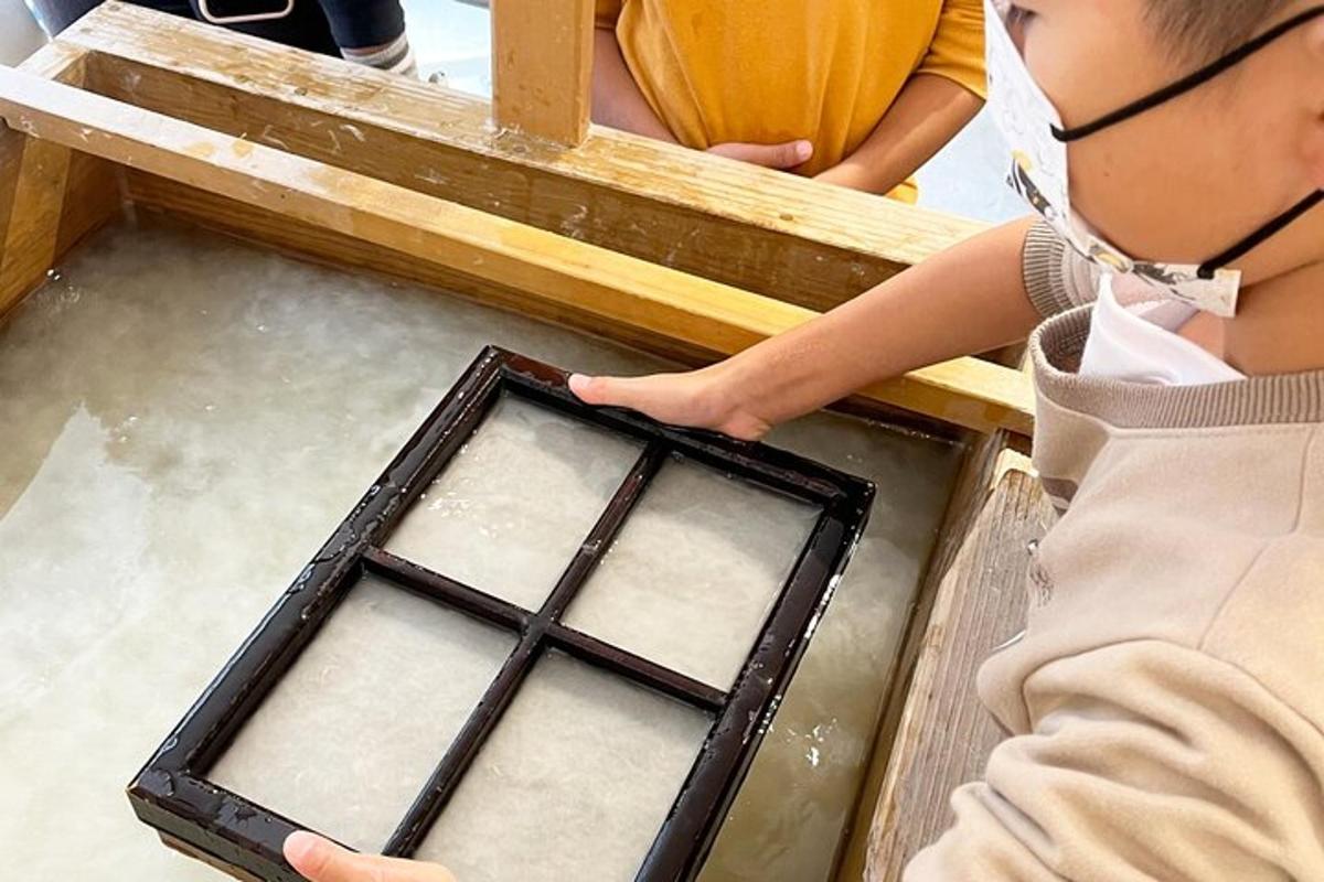 due bambini che giocano con una finestra in una scatola di legno