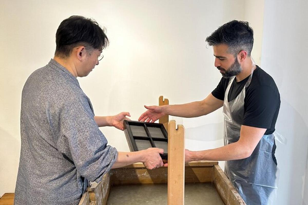 due uomini stanno lavorando su un pezzo di legno