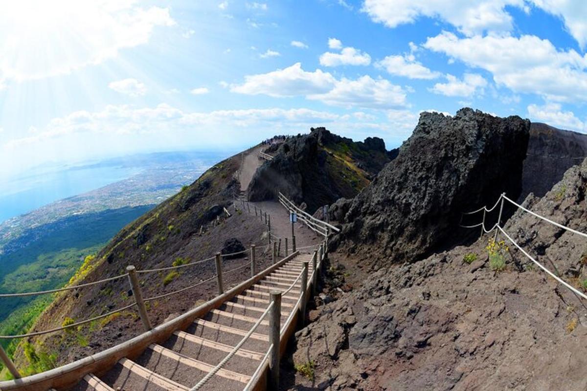 una scala sul fianco di una montagna