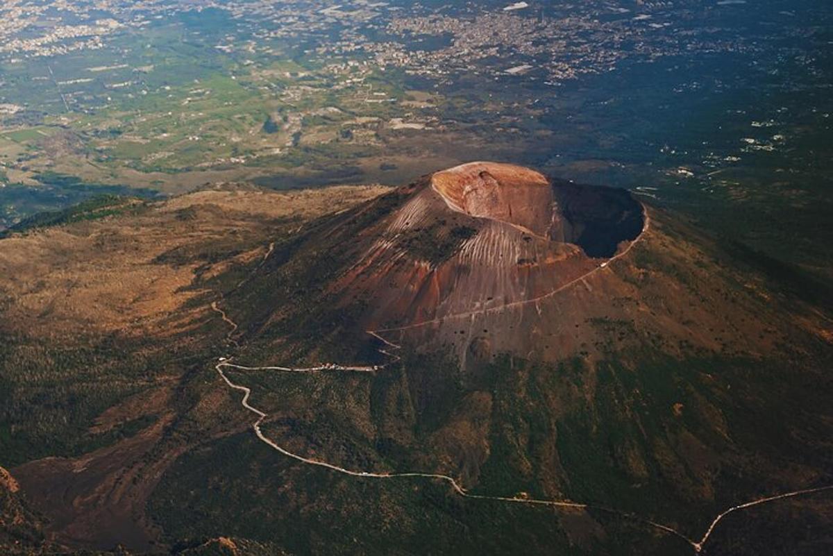 pemandangan udara gunung dengan jalan di atasnya