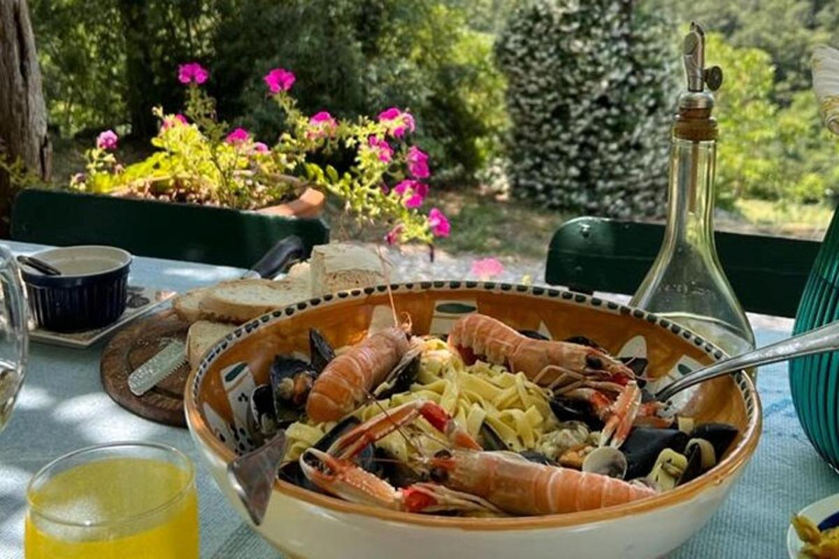 una ciotola di cibo con l'aragosta su un tavolo