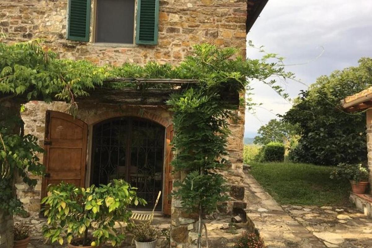uma entrada para um edifício de pedra com uma porta