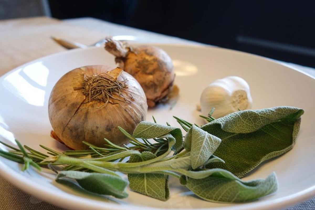 un piatto bianco con cipolle e verdure su un tavolo