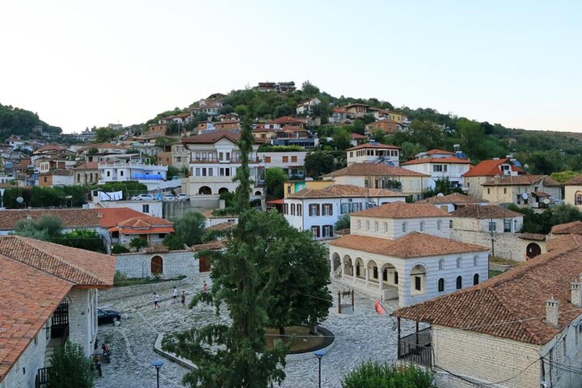 μια θέα μιας πόλης με έναν λόφο στο βάθος