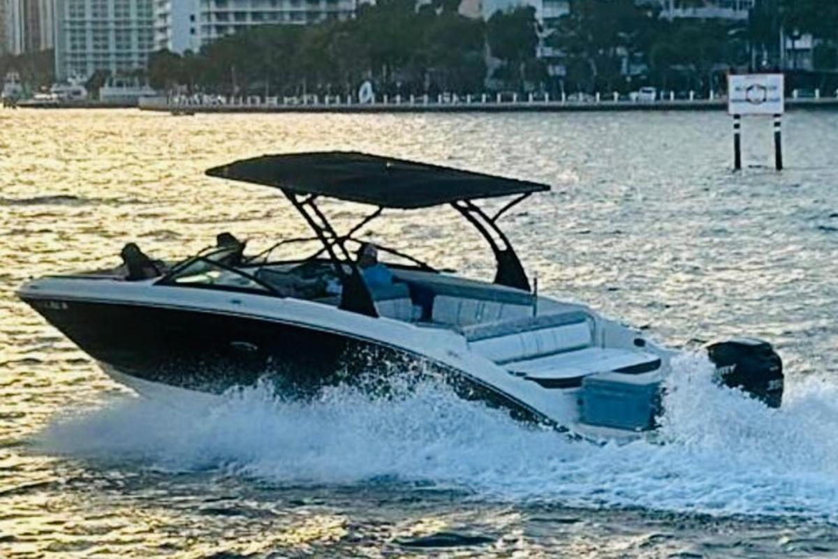 un motoscafo con un ombrellone sull'acqua