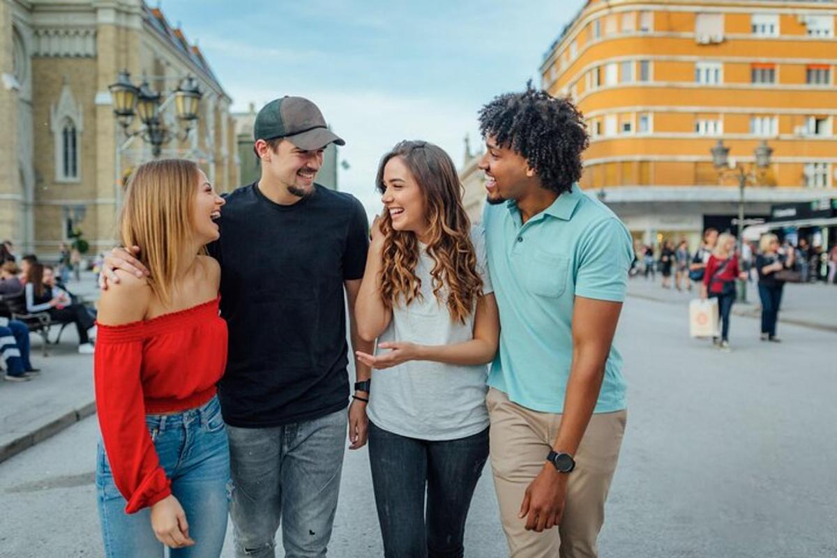 un gruppo di persone in piedi per strada