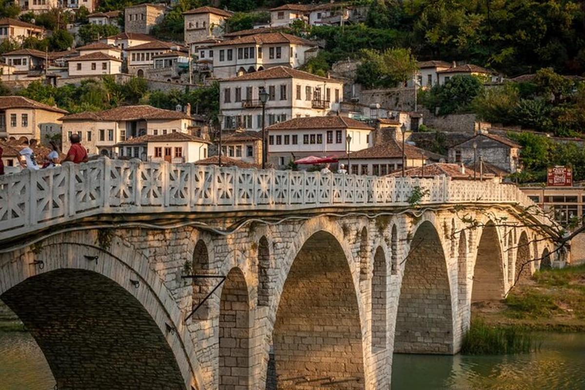 un ponte sopra un fiume con una città sullo sfondo