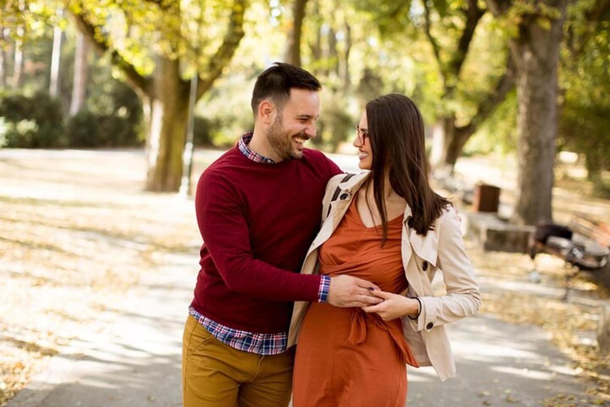 un uomo e una donna in piedi insieme in un parco