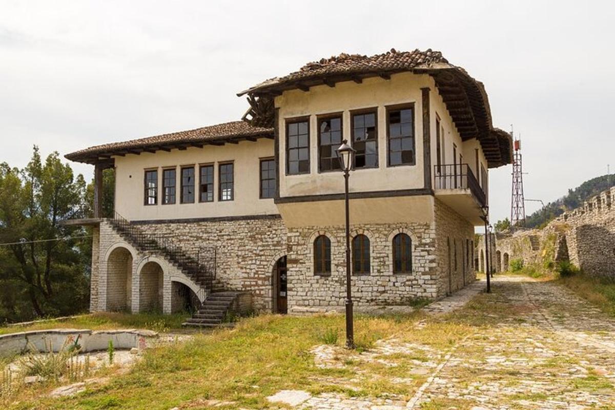 uma casa em uma colina com