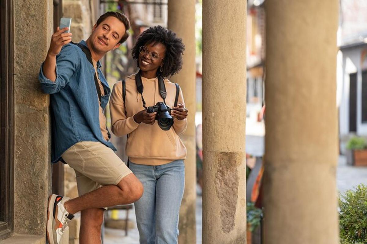 un uomo e una donna che scattano una foto con una macchina fotografica