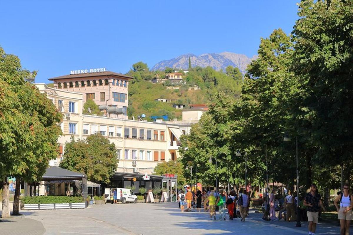 un gruppo di persone che camminano lungo una strada cittadina