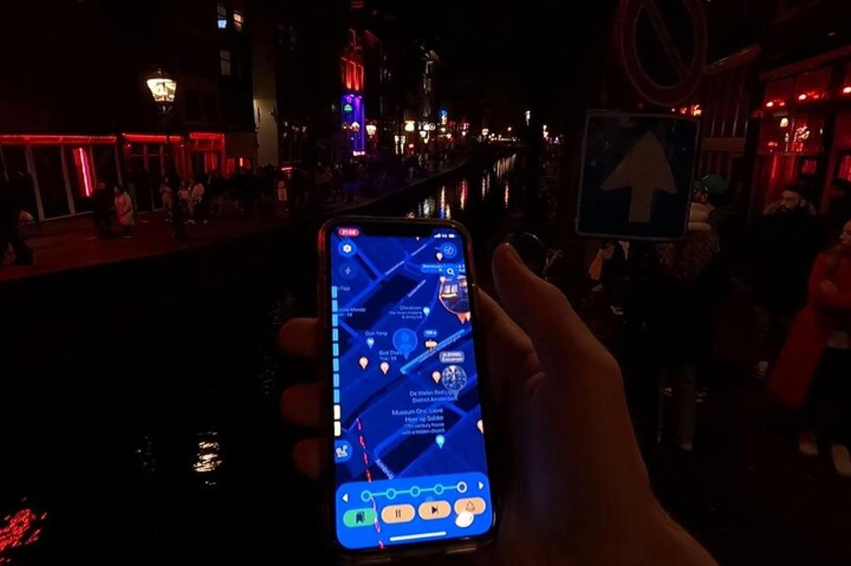 una persona che tiene in mano un telefono cellulare al buio