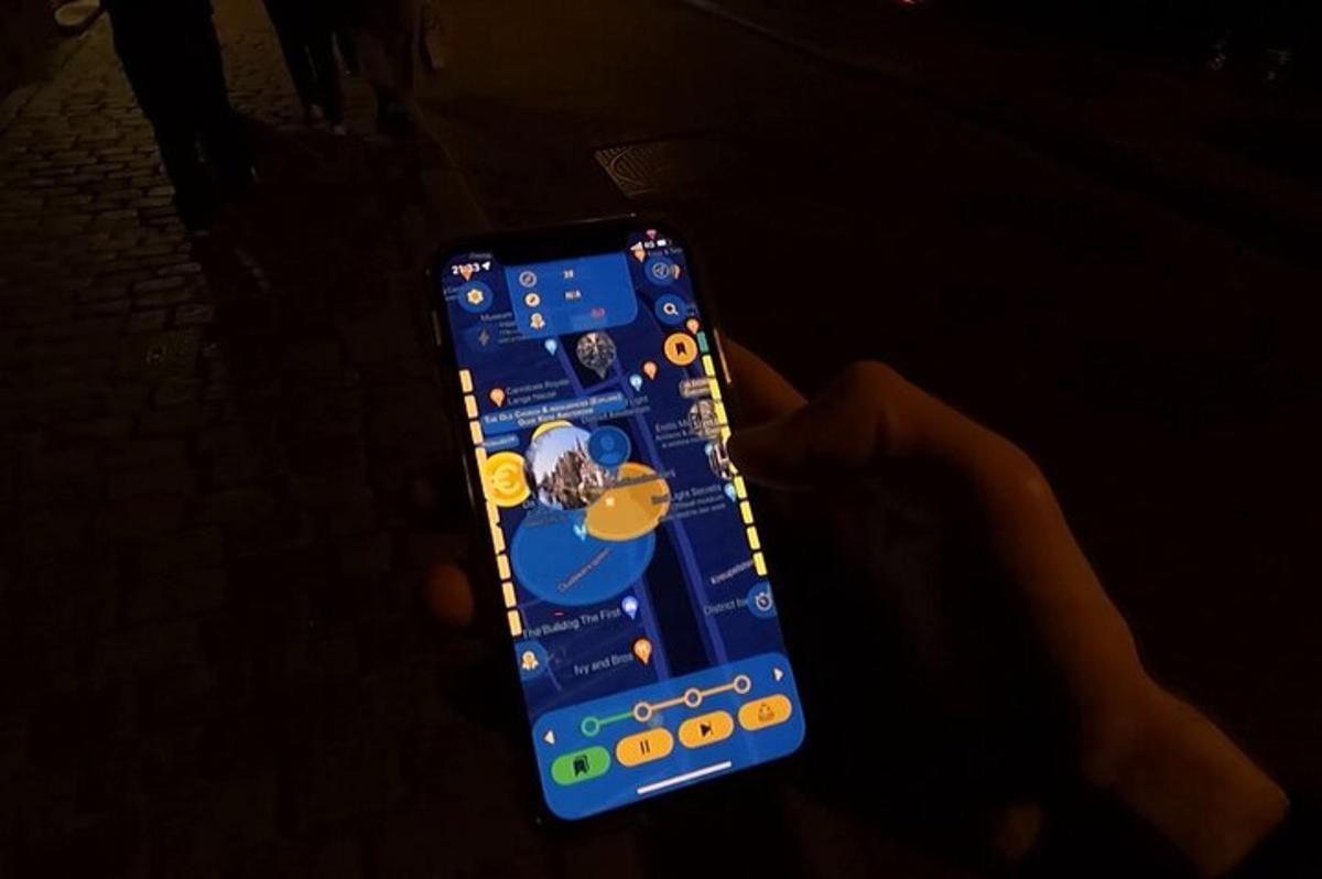 una persona che tiene in mano un telecomando
