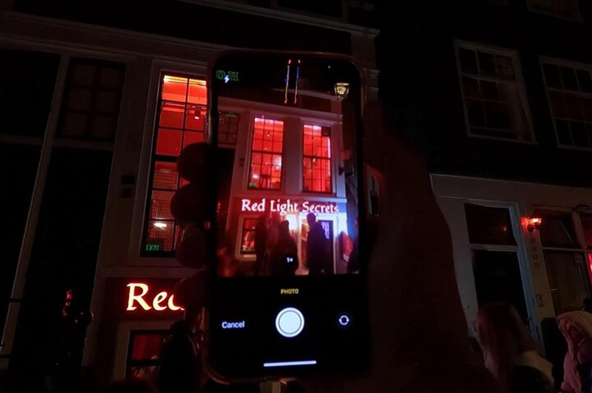 una persona che tiene in mano un telefono cellulare al buio