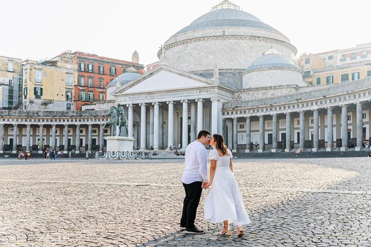 una sposa e uno sposo che si baciano davanti a un edificio