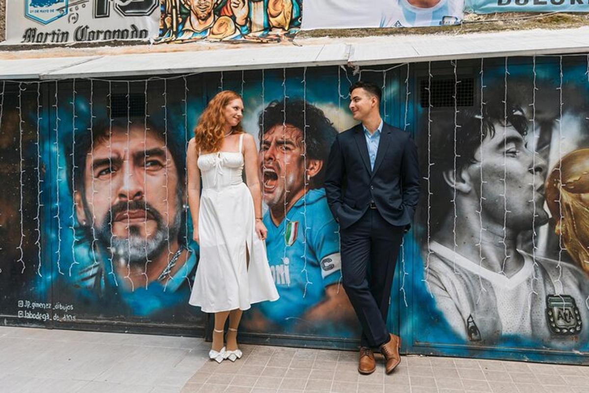 un uomo e una donna in piedi davanti a un murale