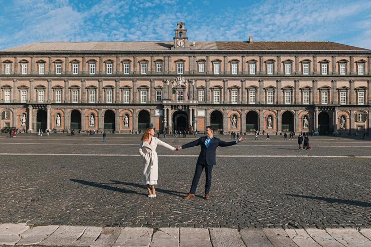 un uomo e una donna in piedi davanti a un grande edificio
