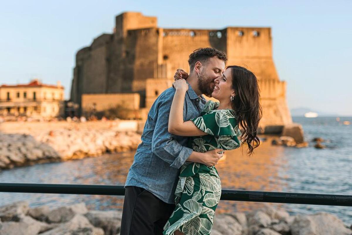 un uomo e una donna che si baciano davanti al theore