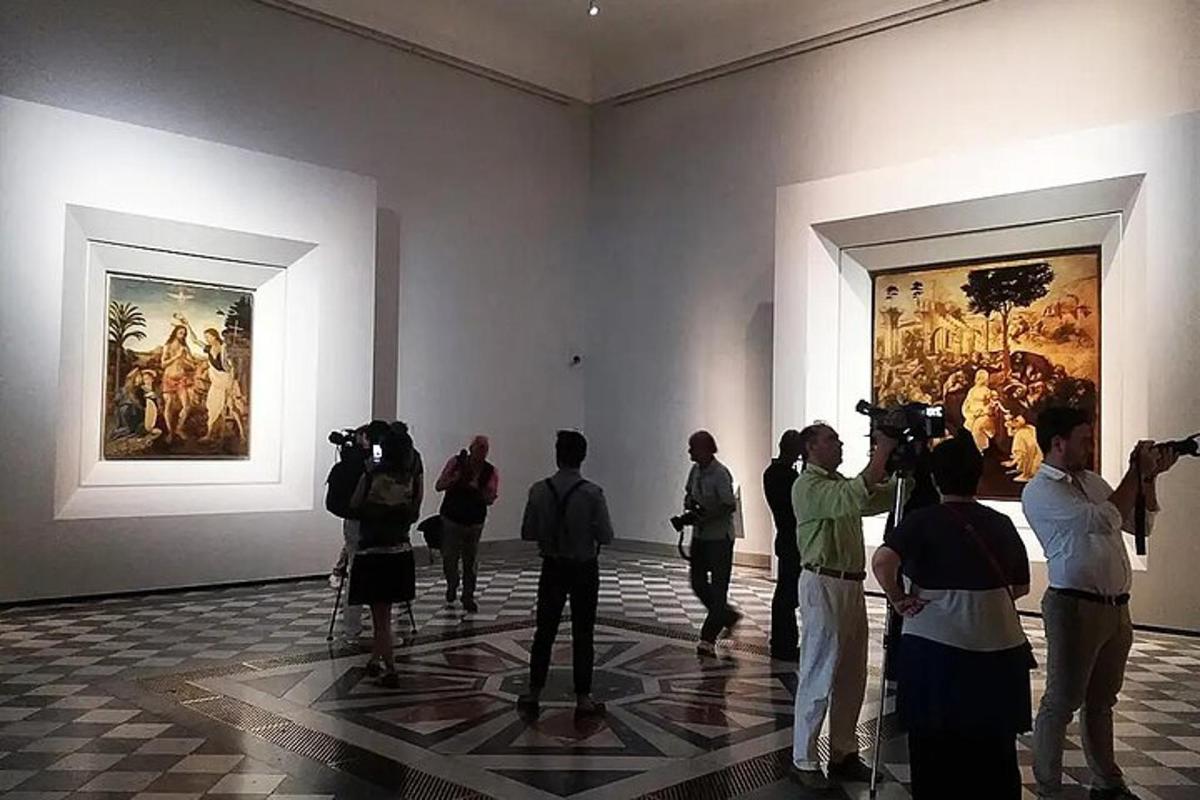 skupina lidí fotografujících uměleckou výstavu
