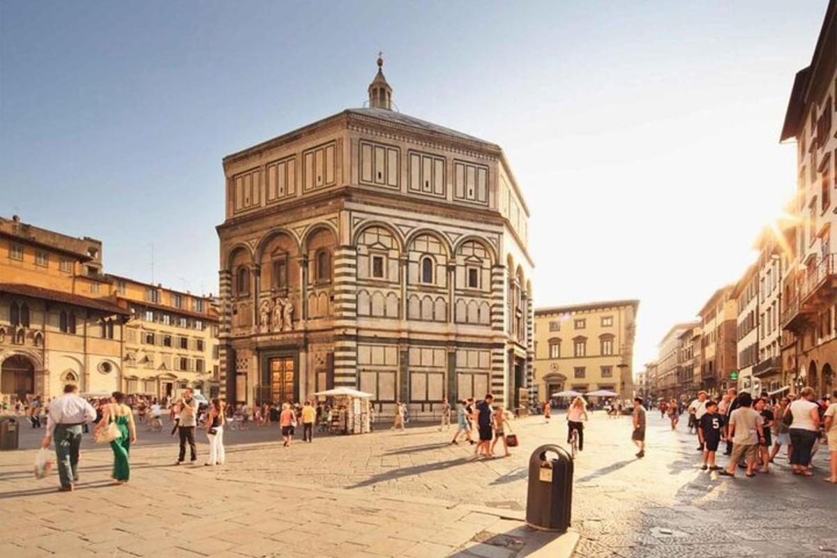 un grup de persones que passegen per un gran edifici