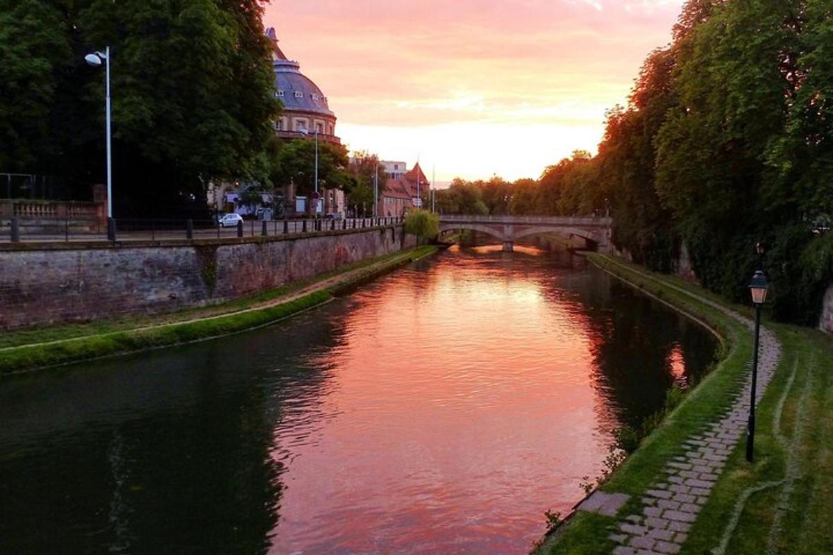 un fiume con un ponte e un edificio sullo sfondo