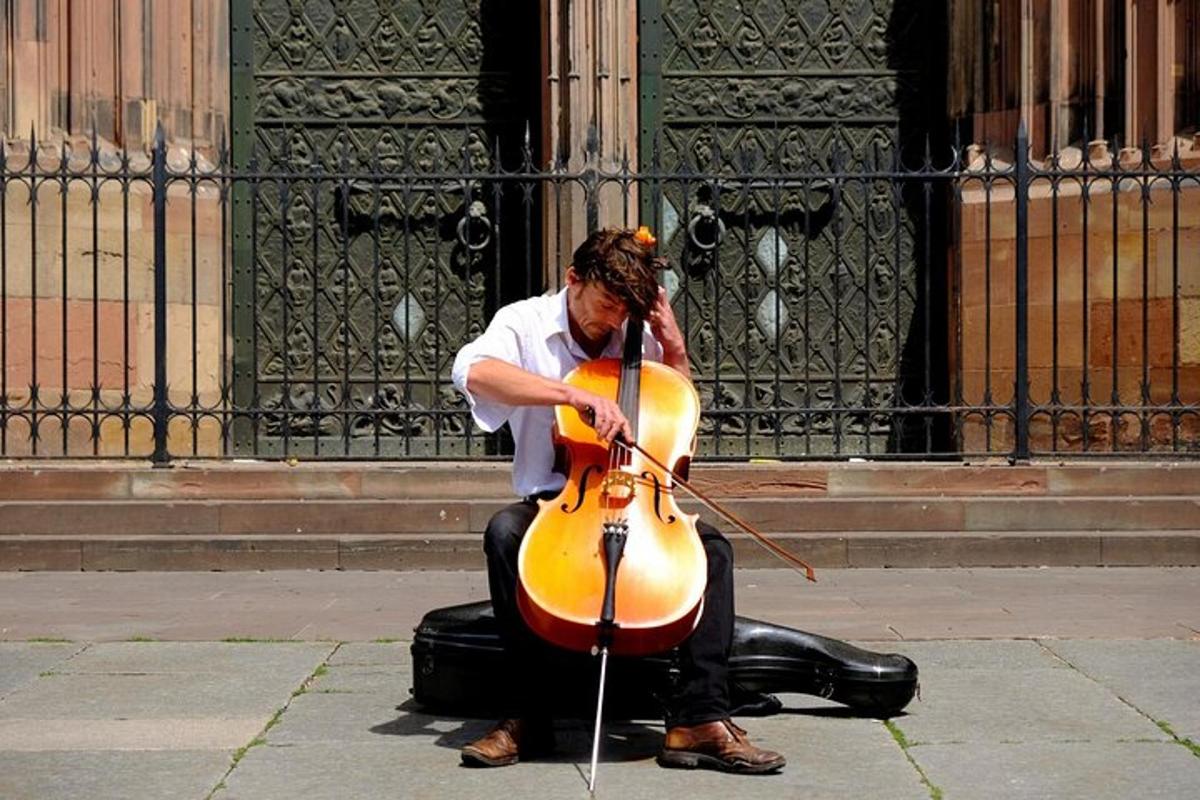 en mann som spiller cello på gaten