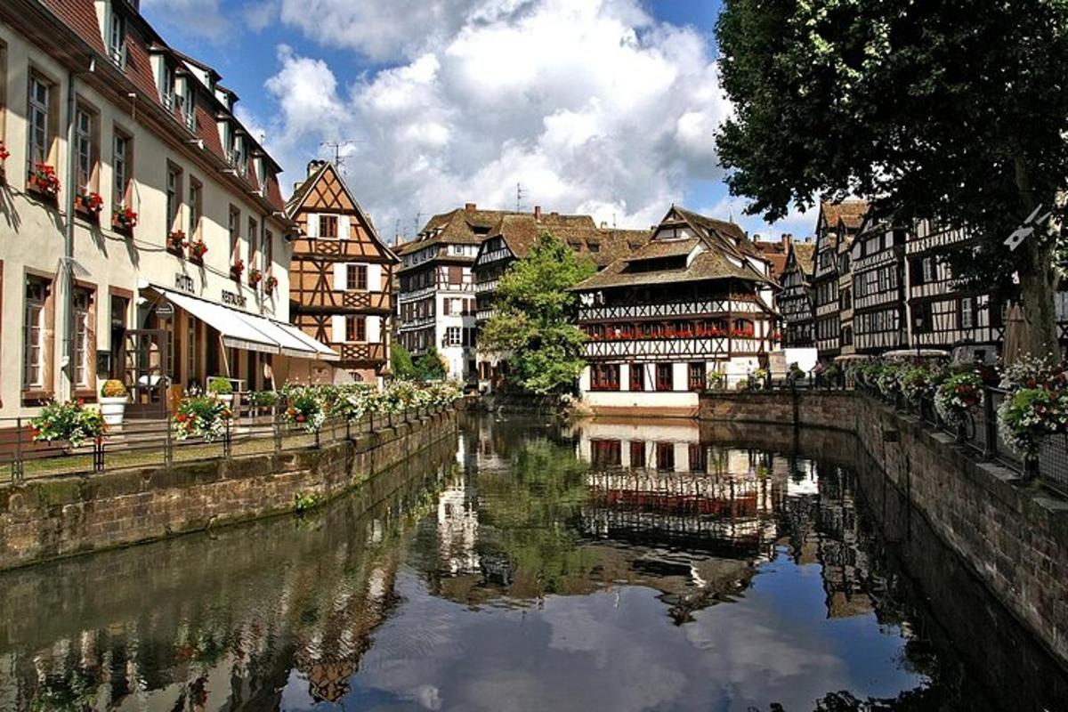 un fiume in una città con case ed edifici