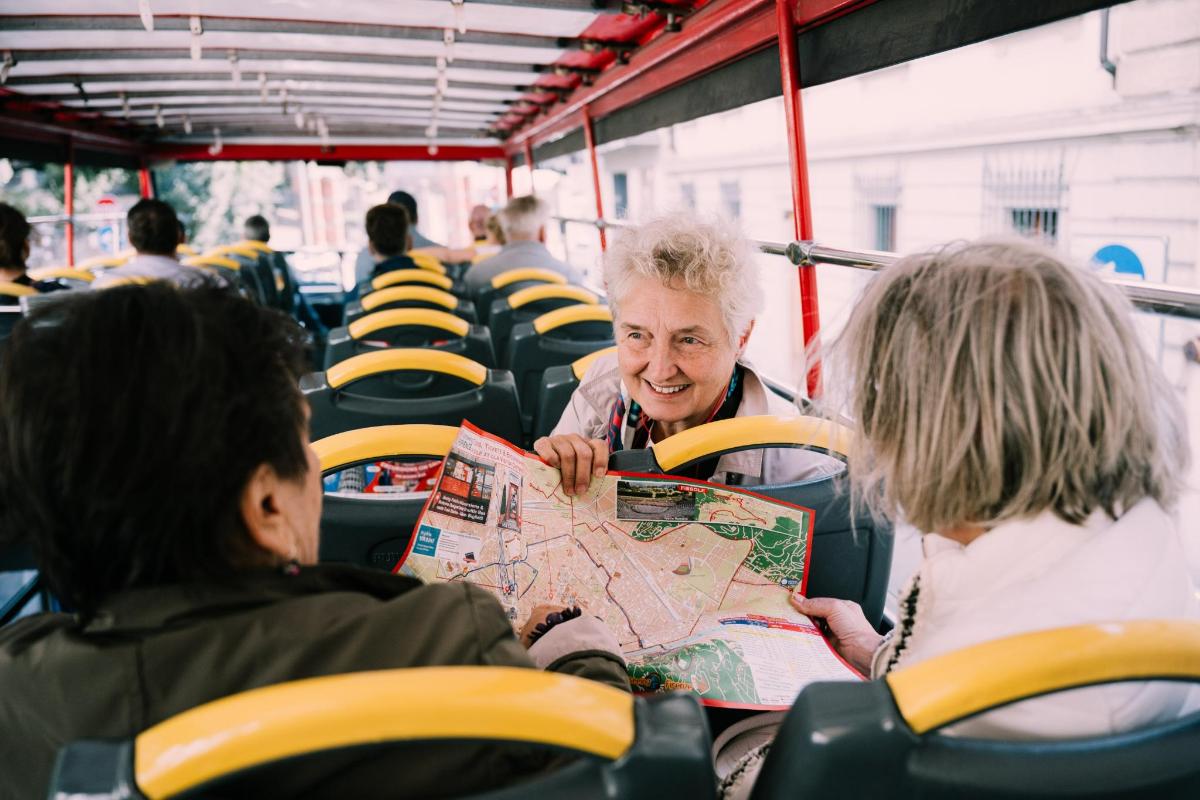 kaks inimest istuvad bussis ja vaatavad kaarti