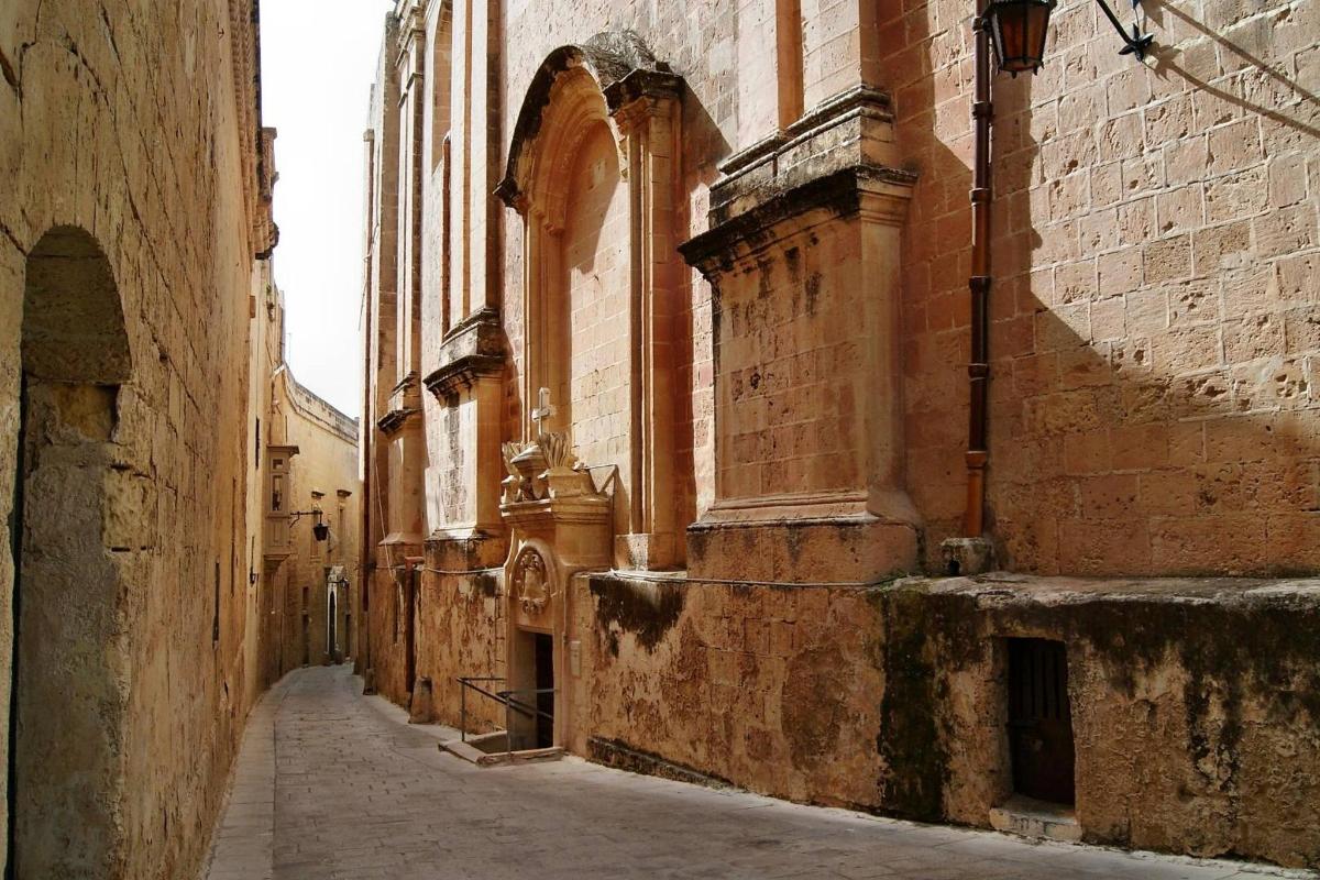 un carreró buit en un edifici antic