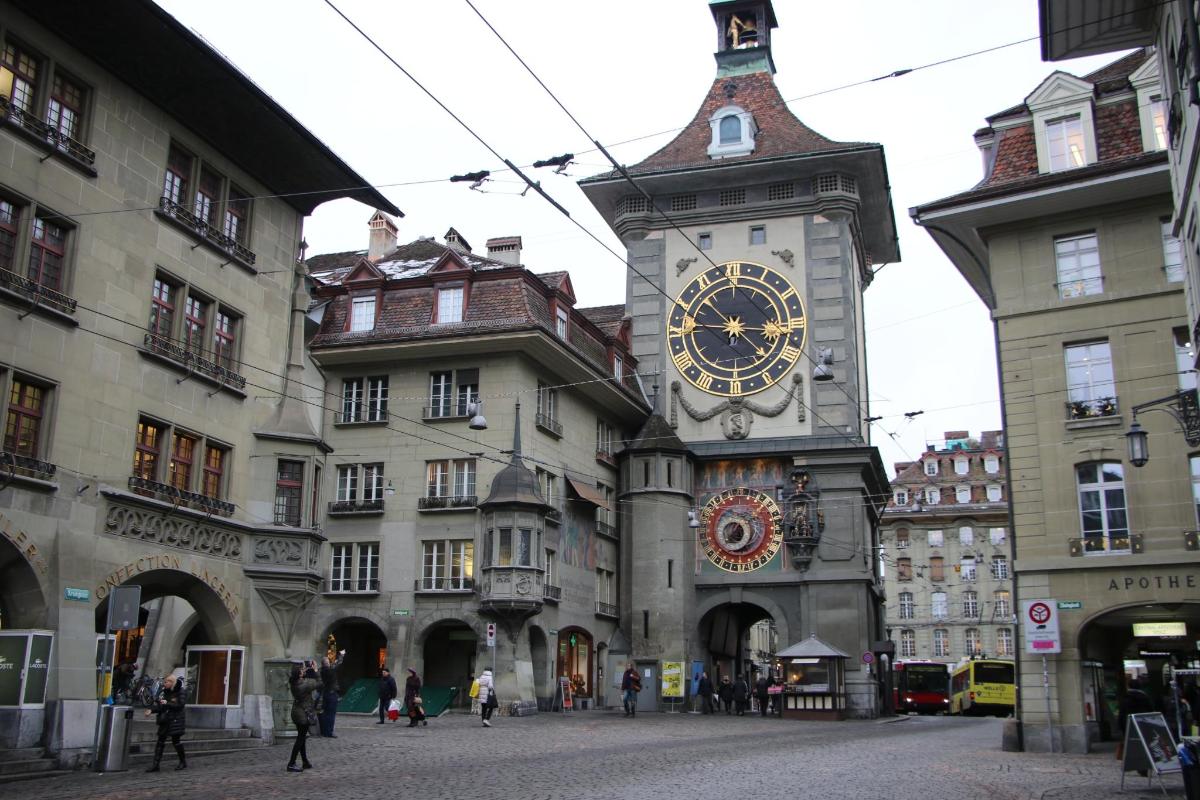 uma grande torre do relógio no meio de um edifício