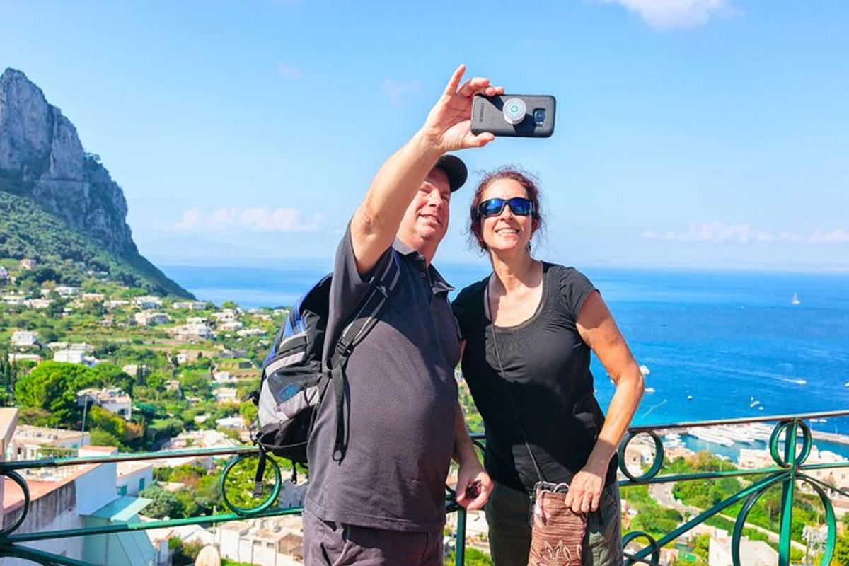 žena fotící muže fotoaparátem
