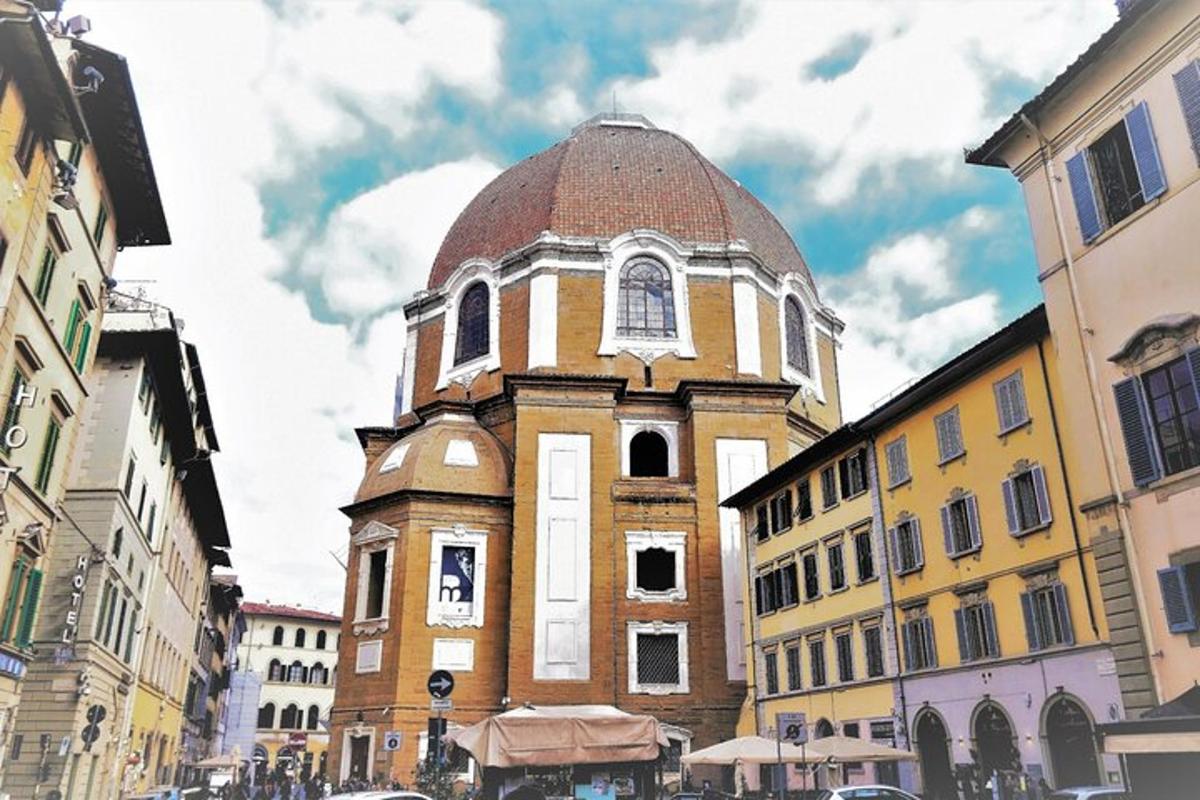 un vecchio edificio con una torre dell'orologio su una strada cittadina