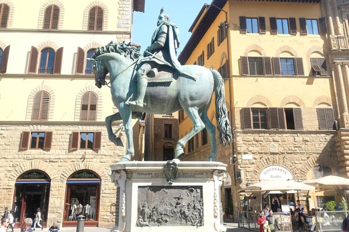 una statua di una donna a cavallo in una città