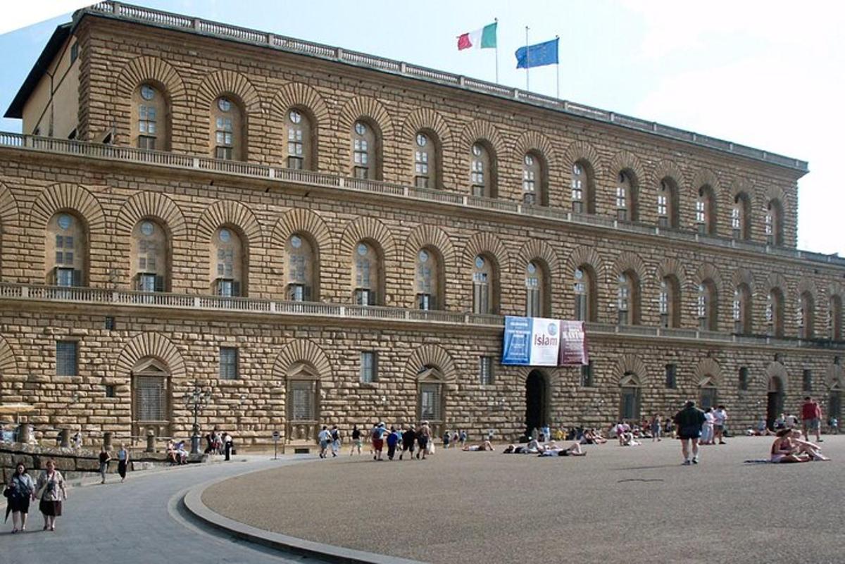 un grande edificio in mattoni con persone di fronte