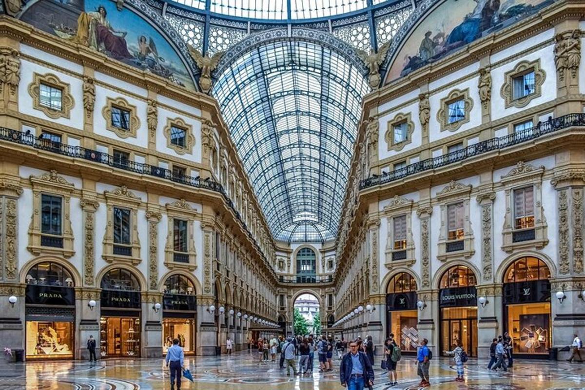 un grande edificio con un soffitto di vetro e persone che ci camminano dentro