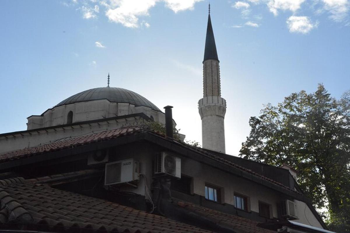 uma mesquita com um minarete no topo de um edifício