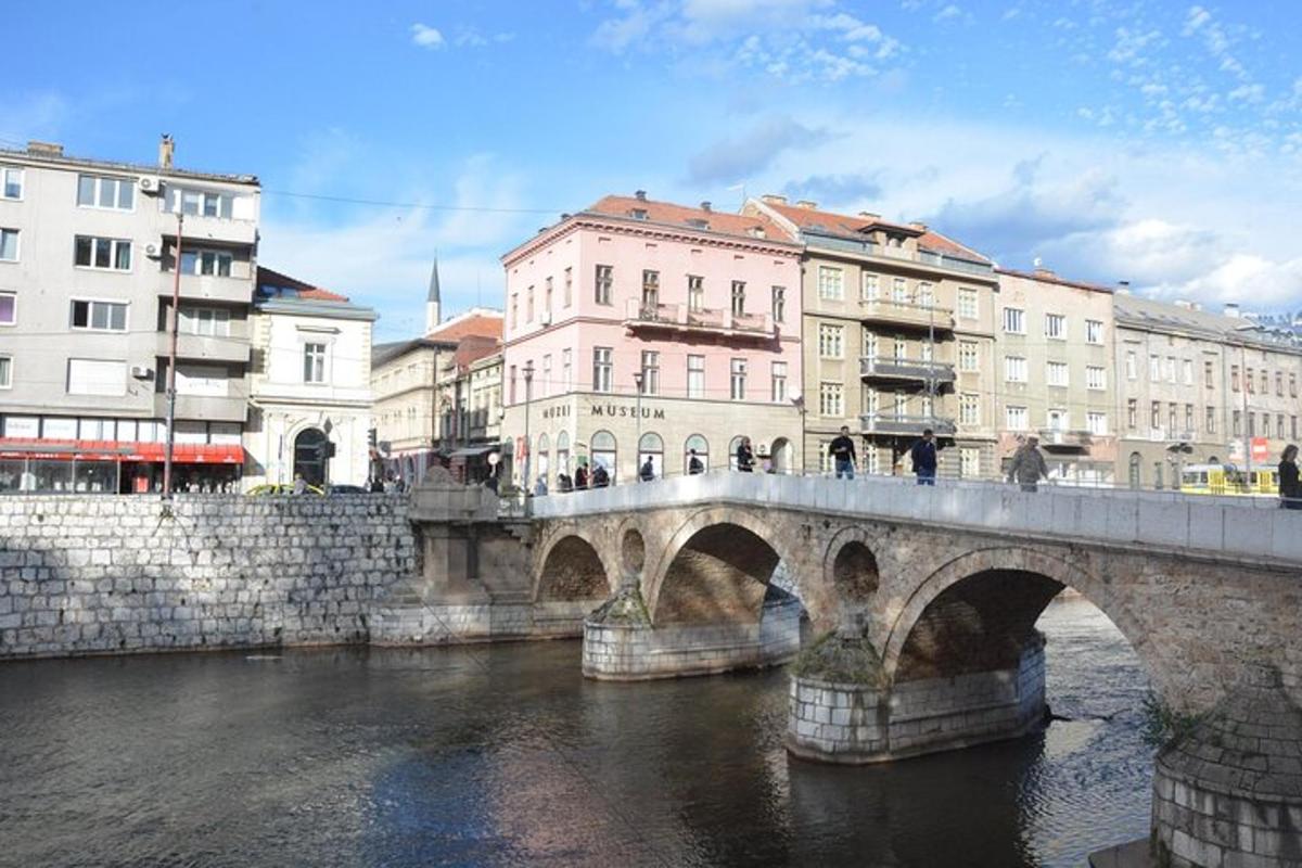 most nad rzeką w mieście z budynkami
