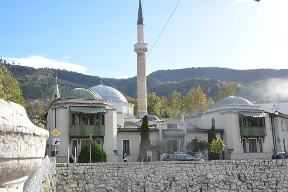 mošee, mille ees on minaret