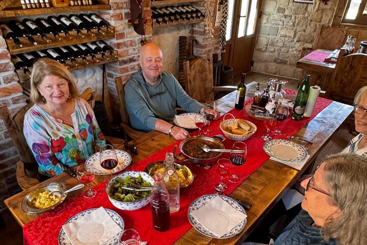 un gruppo di persone sedute a un tavolo con del cibo