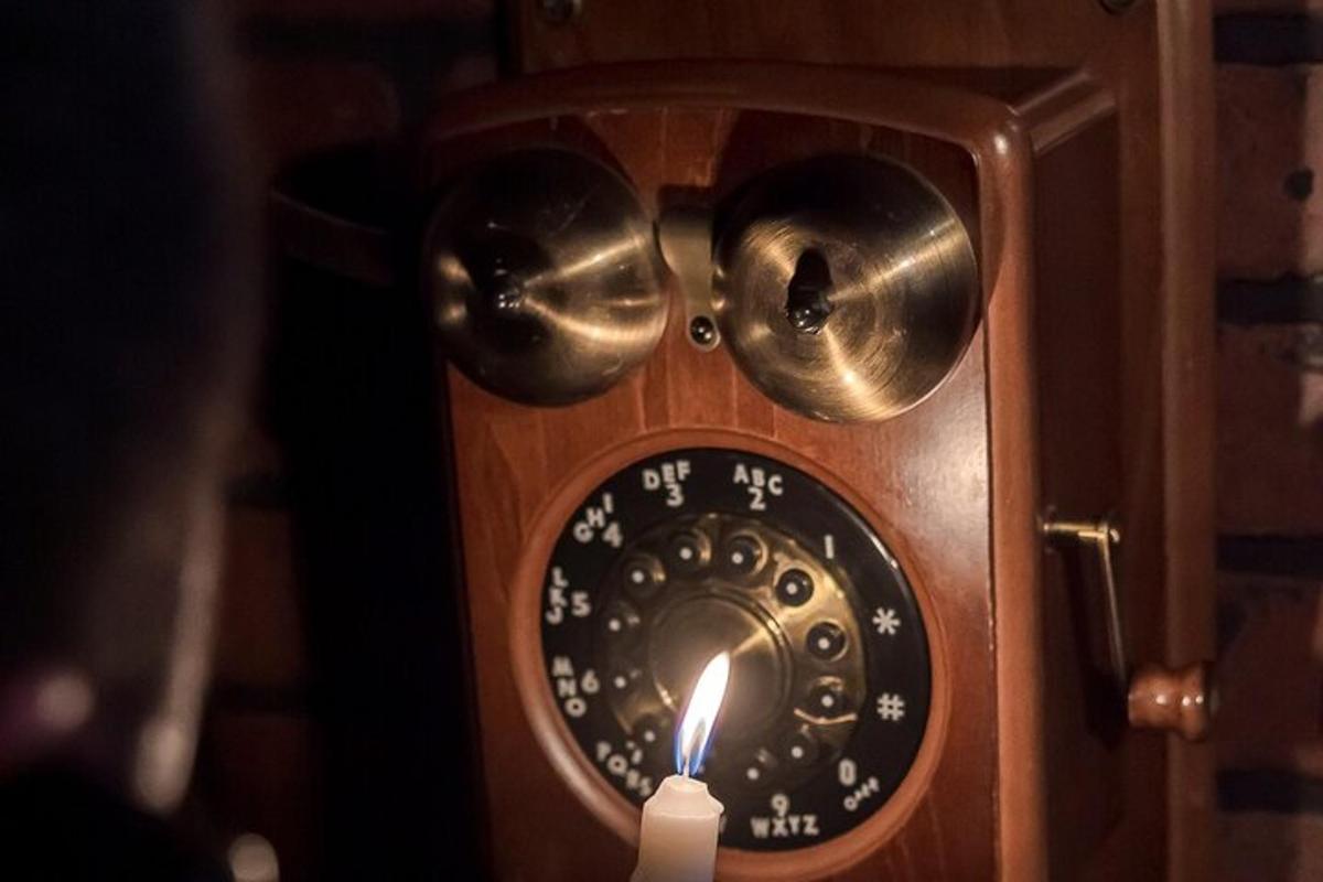 radio kuno dengan lilin di dalamnya