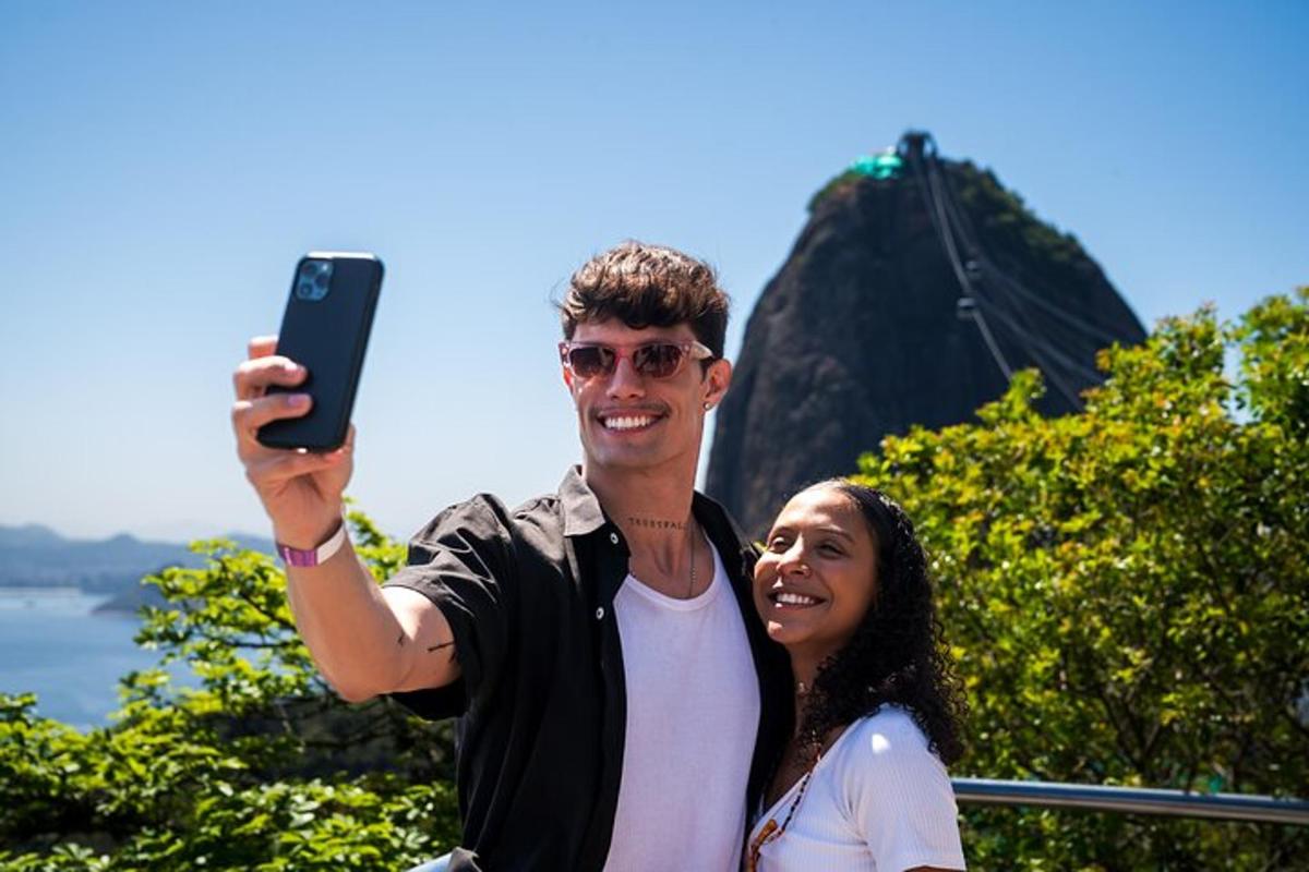 Un hombre y una mujer tomándose una foto con un teléfono celular.