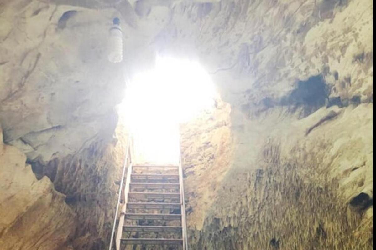 una scala che conduce a una grotta in una montagna