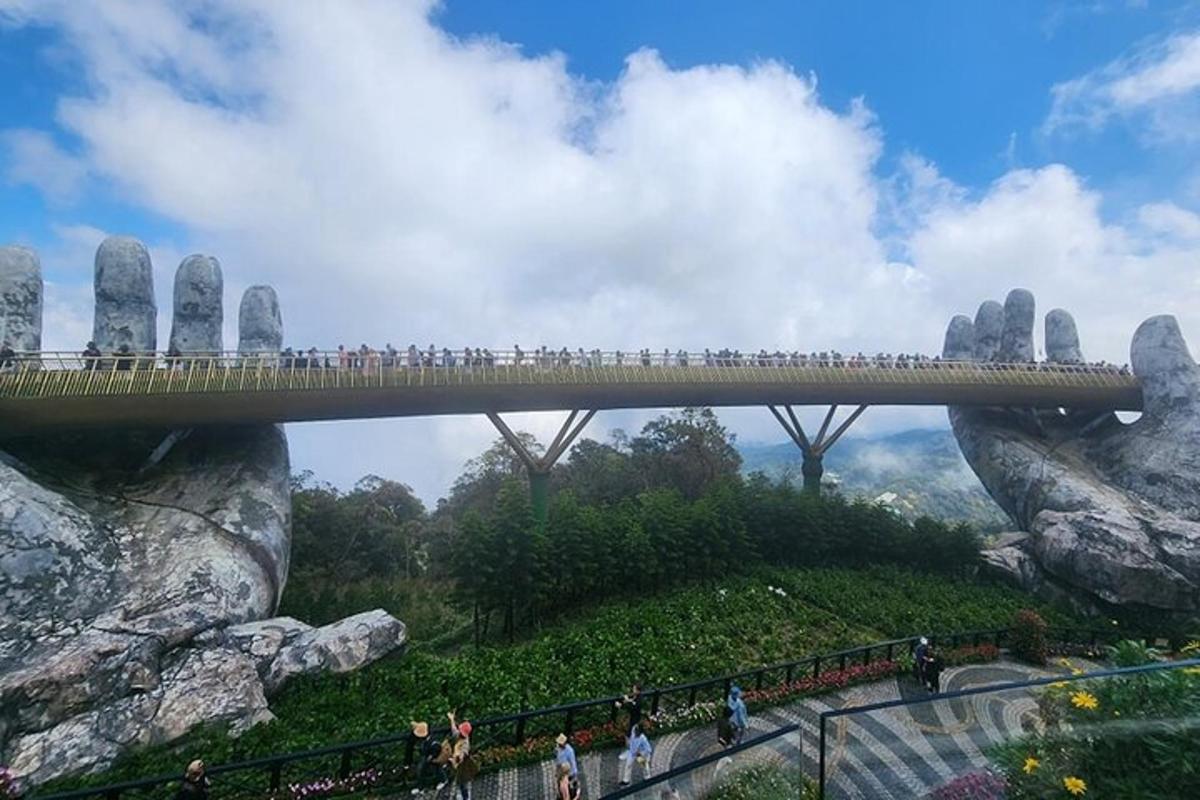 山の前の橋を歩く人々