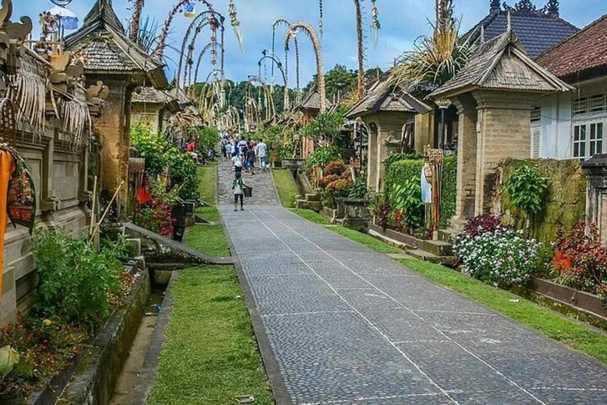 uma rua de paralelepípedos em uma vila com casas