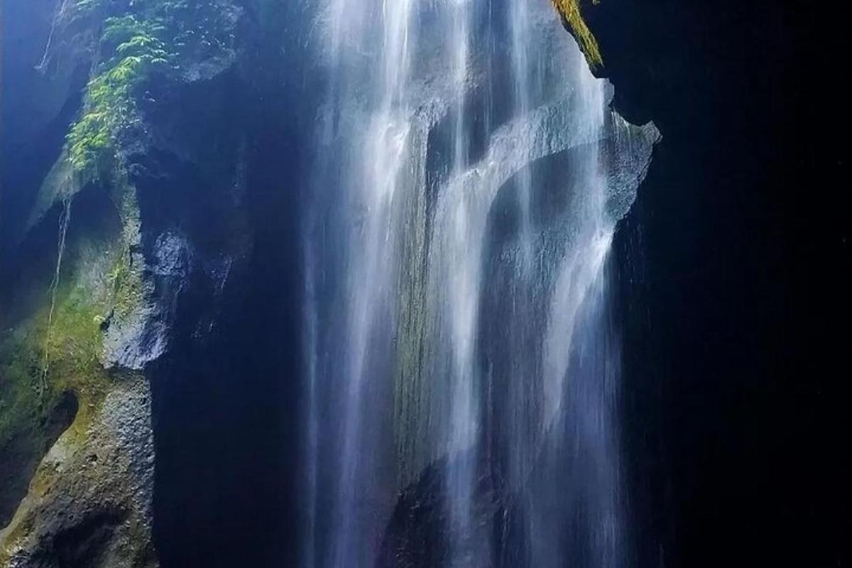 uma vista aérea de uma cachoeira na água