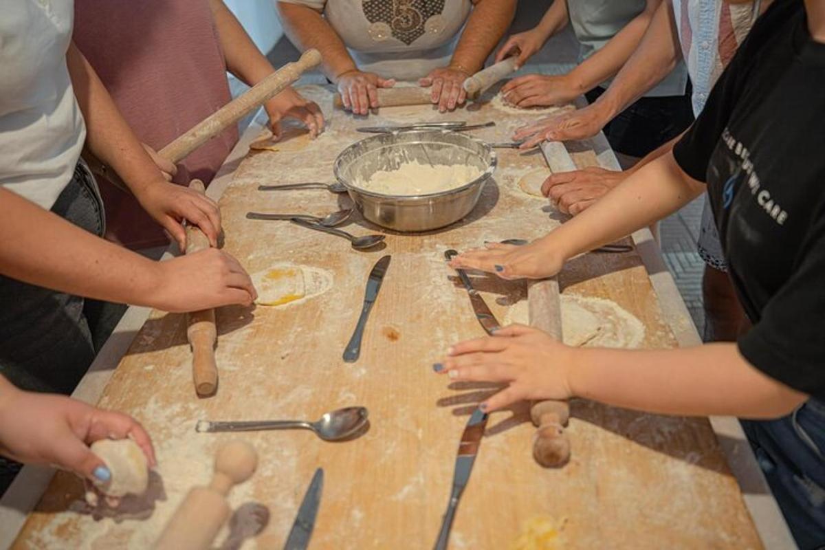 Un grupo de personas de pie alrededor de una mesa preparando comida.