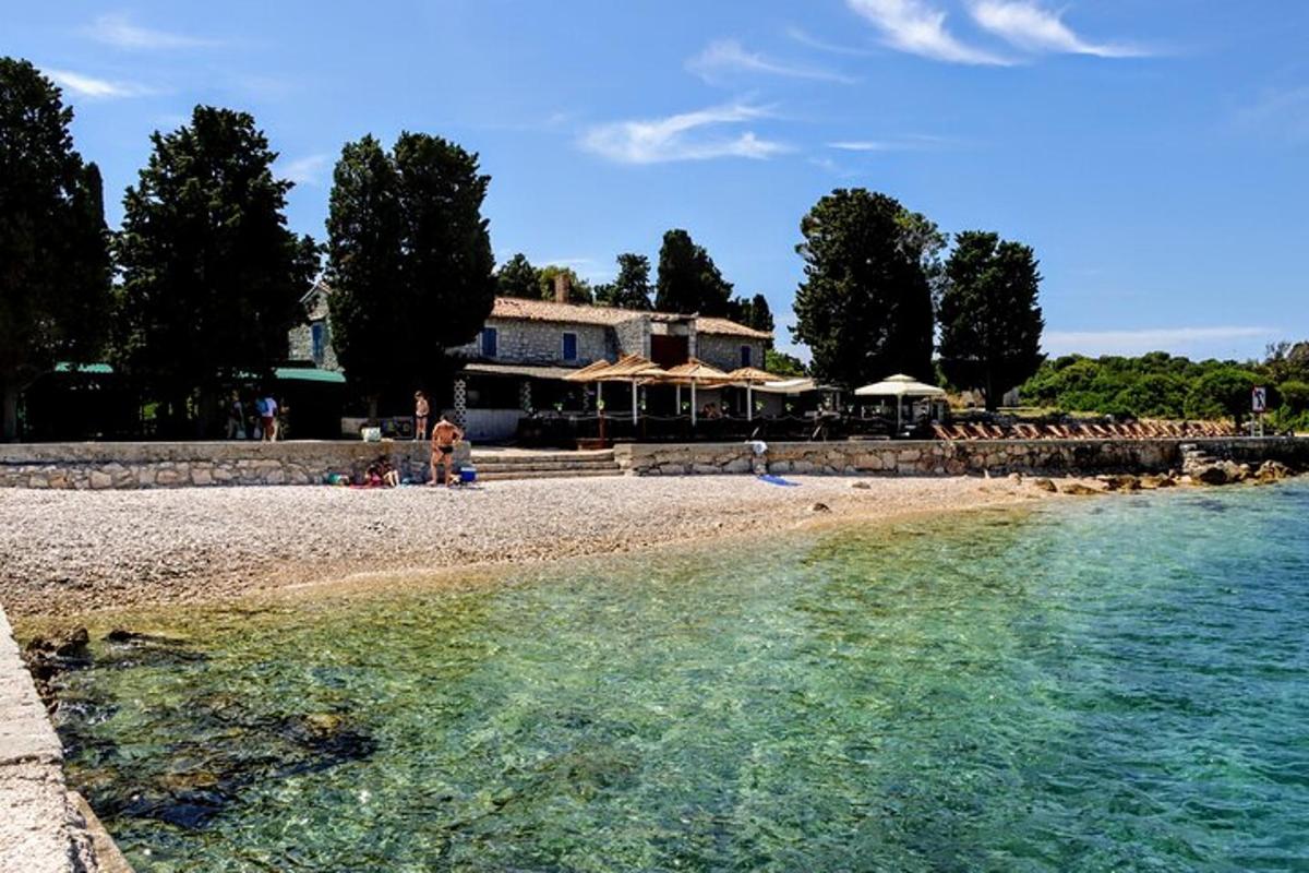 plaža s skupino senčnikov in vodo