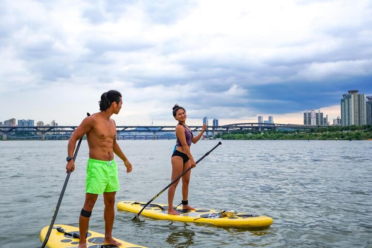 due persone su una tavola da paddle in acqua