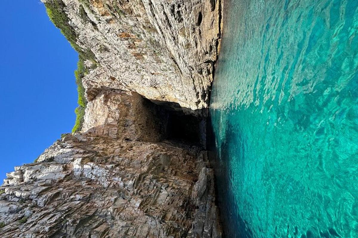 una vista aerea dell'oceano e di una scogliera