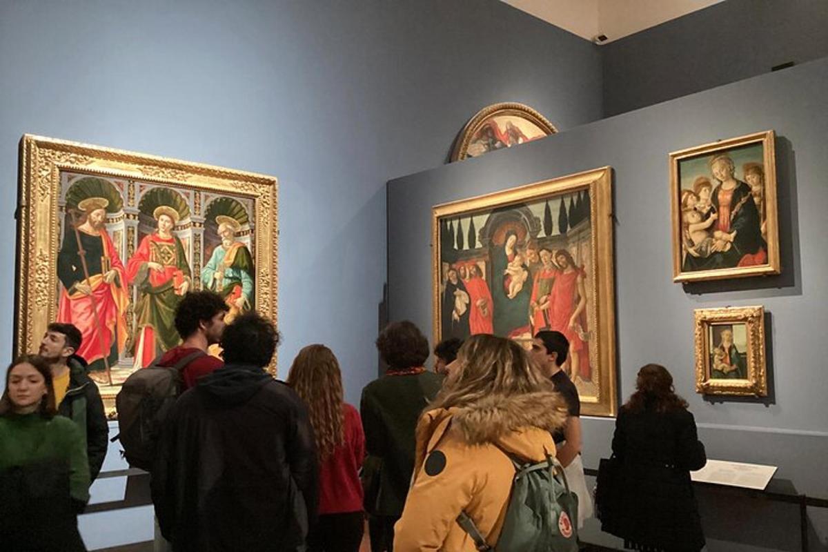 un grup de oameni într-un muzeu care privesc picturi